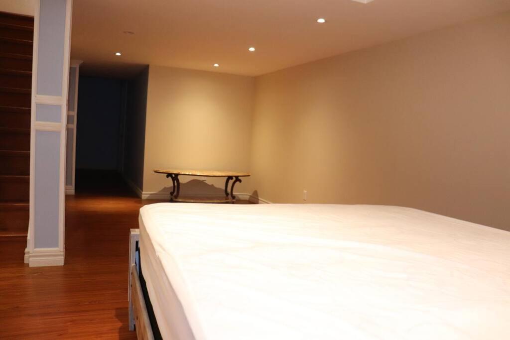 Entire 4 Bed Room Detached Residential Home エイジャックス エクステリア 写真