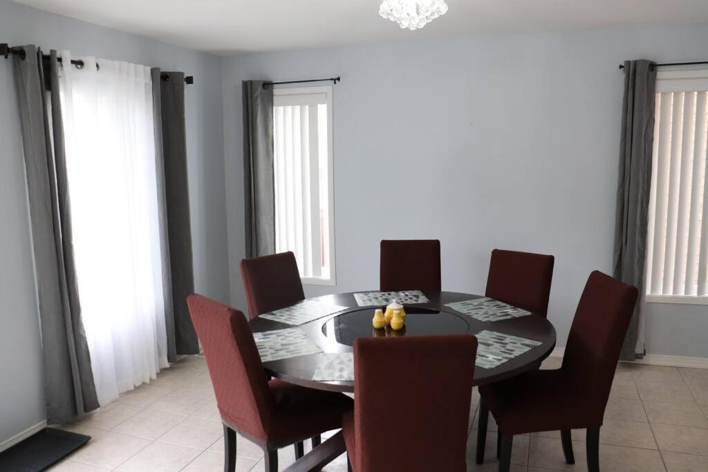 Entire 4 Bed Room Detached Residential Home エイジャックス エクステリア 写真