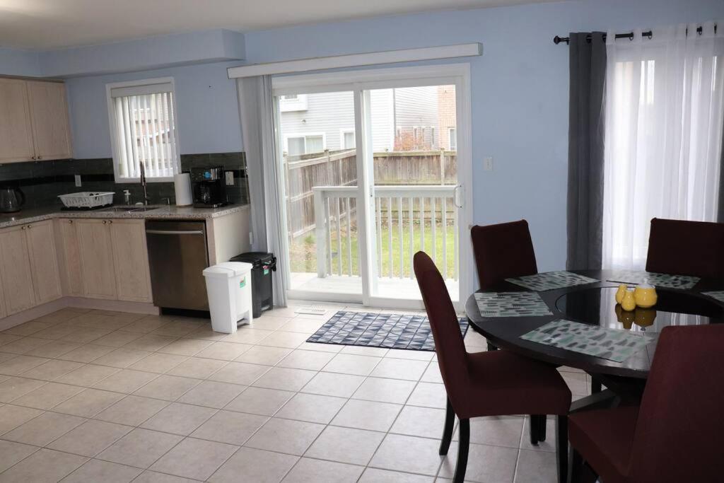 Entire 4 Bed Room Detached Residential Home エイジャックス エクステリア 写真